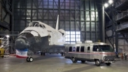 Prom kosmiczny i kamper. To Centrum Kosmiczne im. Johna F. Kennedy’ego na Florydzie, na Przylądku Canaveral, a w wielkiej hali prom kosmiczny Discovery i Astrovan. To bardzo rzadki widok - zdjęcie 9